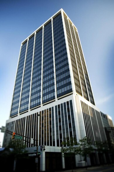 110 W Berry St, Fort Wayne, IN à louer - Photo du bâtiment - Image 1 de 13