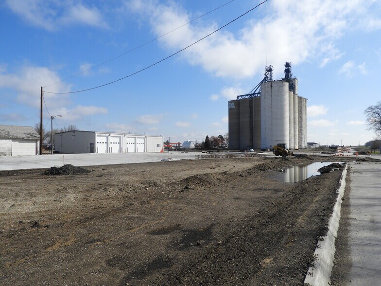 101 Lincoln St NE, Bondurant, IA à louer - Photo du bâtiment - Image 2 de 17