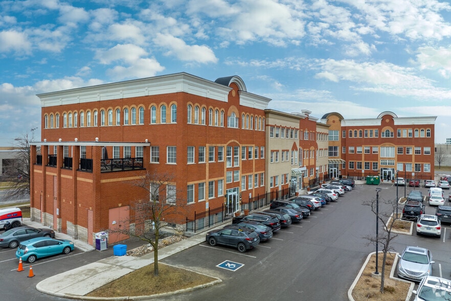 5025 Orbitor Dr, Mississauga, ON à louer - Photo du bâtiment - Image 2 de 7