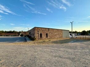 142 Aqua Shed Ct, Aberdeen, NC for lease Interior Photo- Image 2 of 16