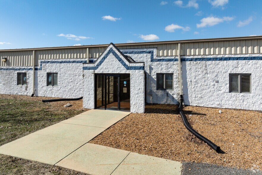 3750 Industrial Dr, Carlyle, IL à louer - Photo du bâtiment - Image 2 de 19
