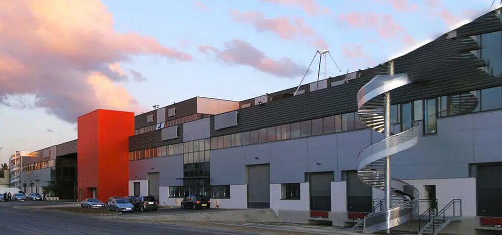 Industriel dans Saint-Denis à louer - Photo du bâtiment - Image 1 de 14