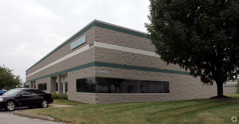 1345 Brookville Way, Indianapolis, IN à louer - Photo du bâtiment - Image 3 de 5