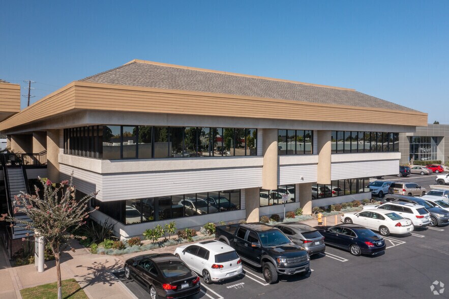 5762 Bolsa Ave, Huntington Beach, CA à louer - Photo du bâtiment - Image 3 de 13