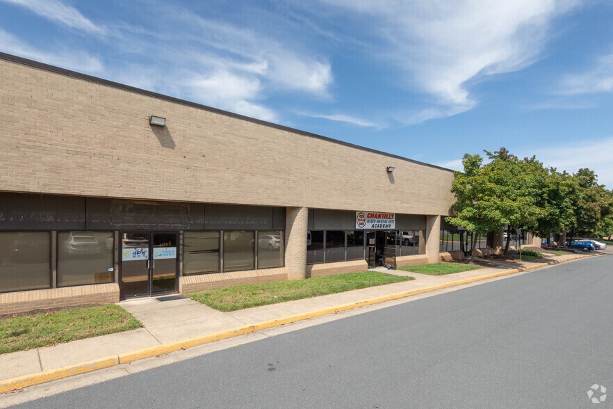 4124 Walney Rd, Chantilly, VA à louer - Photo du bâtiment - Image 3 de 7