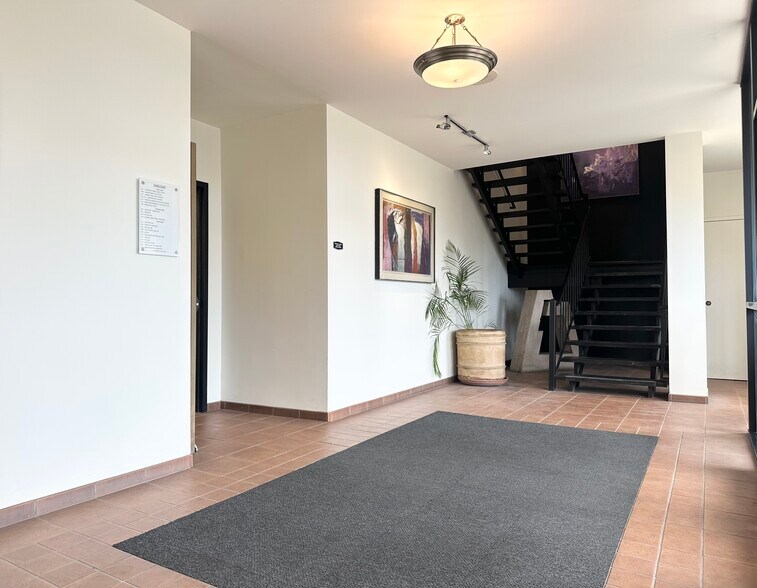 601 S Brand Blvd, San Fernando, CA à louer - Photo du bâtiment - Image 3 de 7