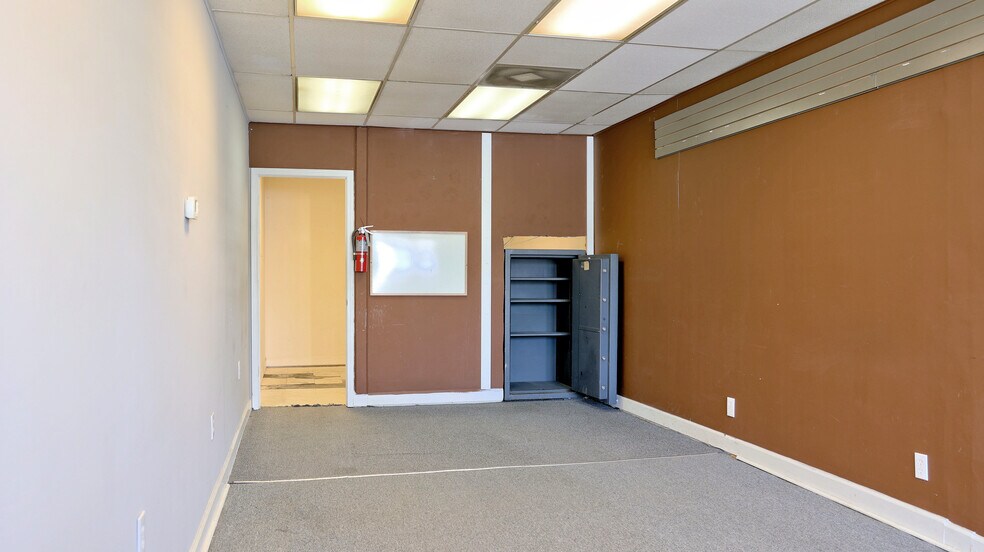 1087 E Main St, Radford, VA à vendre - Photo du bâtiment - Image 3 de 10