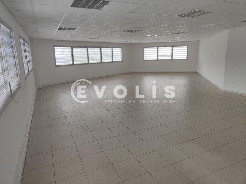 Office in Grigny for lease - Interior Photo - Image 2 of 12
