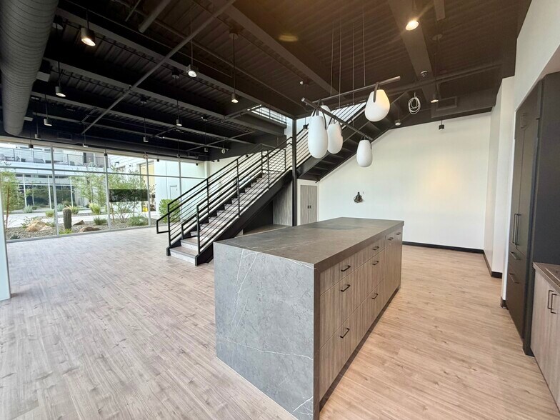 7333 E Helm Dr, Scottsdale, AZ à louer - Photo du bâtiment - Image 3 de 14