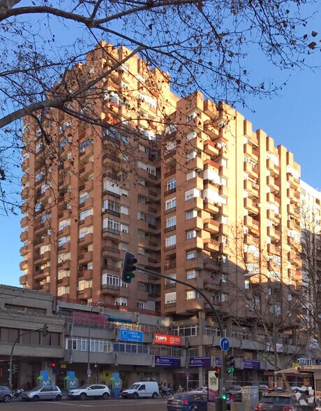 Immeuble residentiel dans Madrid, Madrid à vendre - Photo du bâtiment - Image 2 de 2