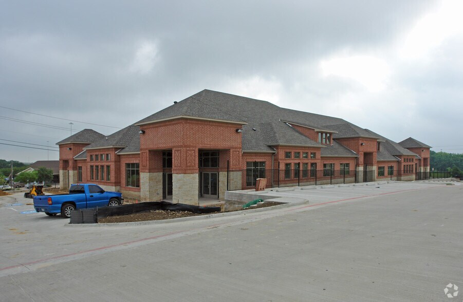 7999 West Virginia Dr, Dallas, TX à louer - Photo du bâtiment - Image 3 de 15