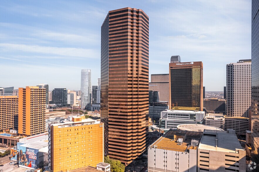 500 N Akard St, Dallas, TX à louer - Photo du bâtiment - Image 2 de 15