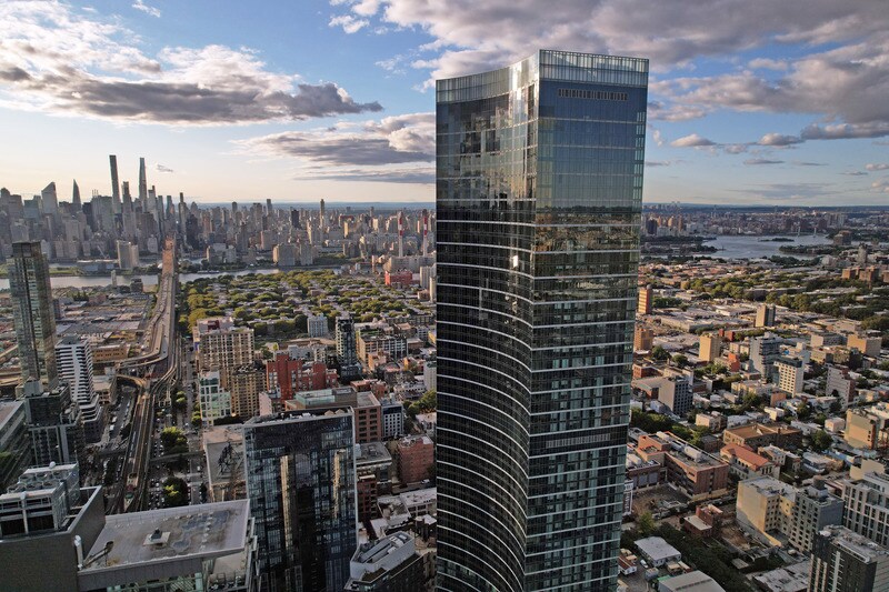 2729 Queens Plz N, Long Island City, NY à louer - Photo du bâtiment - Image 2 de 3