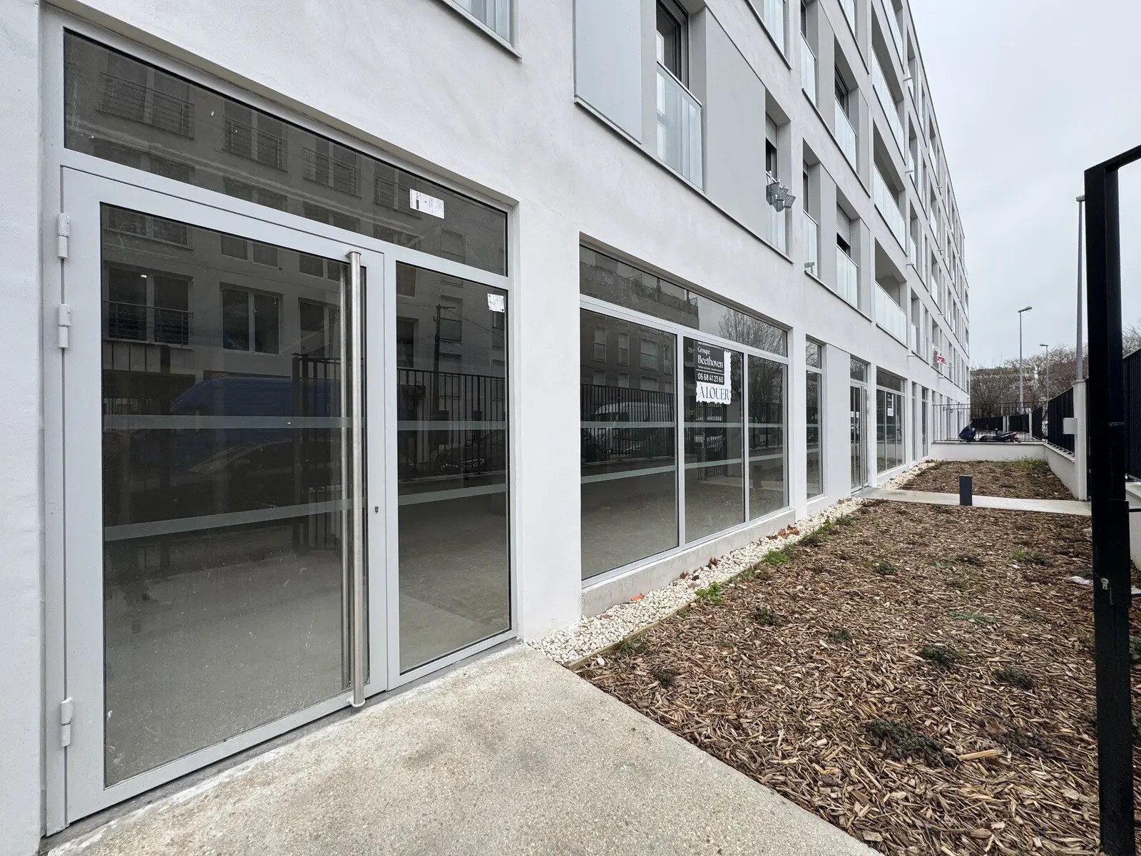 38-48 Avenue Du Marechal De Lattre De Tassigny, Saint-Maurice for lease Building Photo- Image 1 of 7