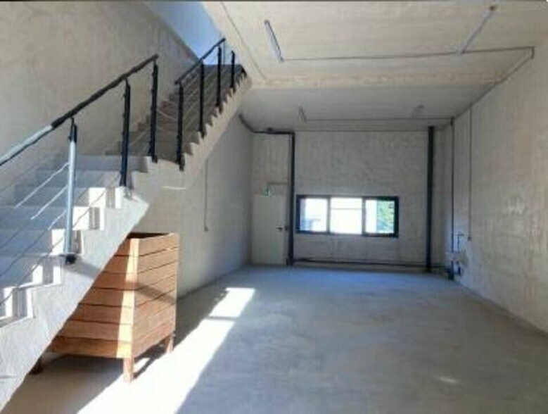 Flex in Fleurieu-sur-Saône for lease - Interior Photo - Image 2 of 5