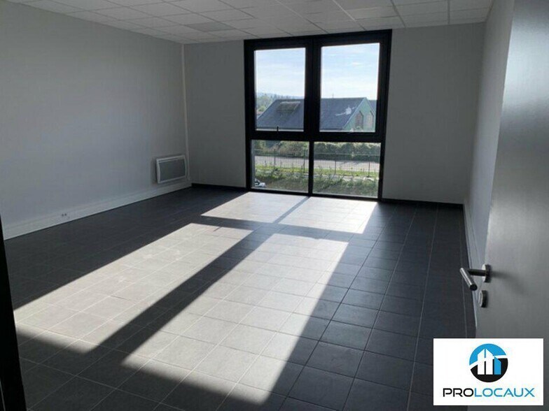 Flex in Chambly for lease - Interior Photo - Image 2 of 8