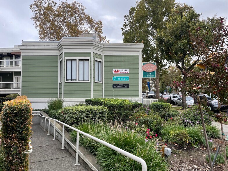 132 E St, Davis, CA à louer - Photo du bâtiment - Image 3 de 8