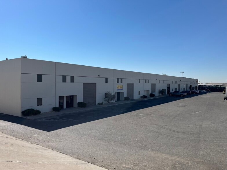 11405 Rojas Dr, El Paso, TX à louer - Photo du bâtiment - Image 2 de 5