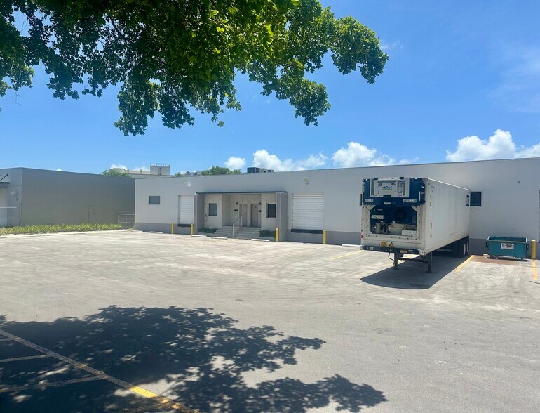150 NW 176th St, Miami, FL à louer - Photo du bâtiment - Image 3 de 3