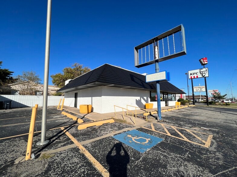 4625 NW 39th St, Oklahoma City, OK for lease - Building Photo - Image 2 of 2