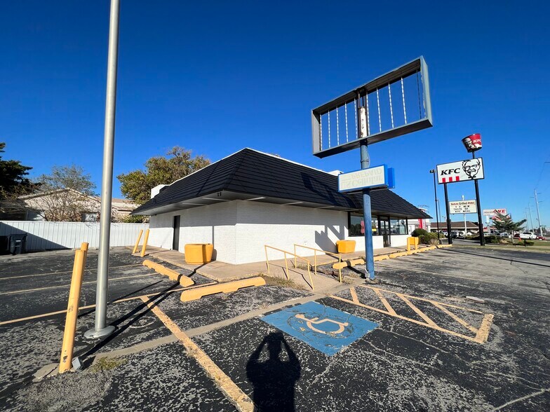 4625 NW 39th St, Oklahoma City, OK à louer - Photo du bâtiment - Image 2 de 2