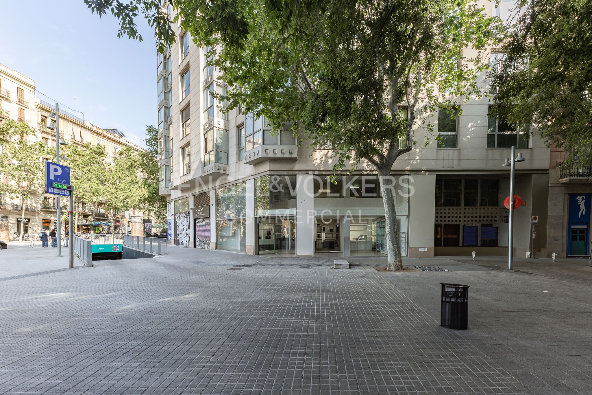Retail in Barcelona, Barcelona for lease Building Photo- Image 1 of 9