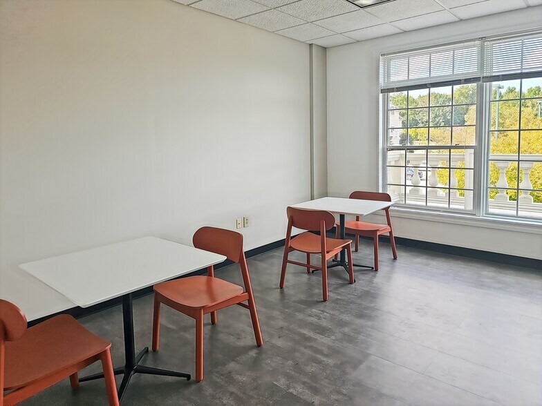 4510 Weybridge Ln, Greensboro, NC for lease - Interior Photo - Image 2 of 15