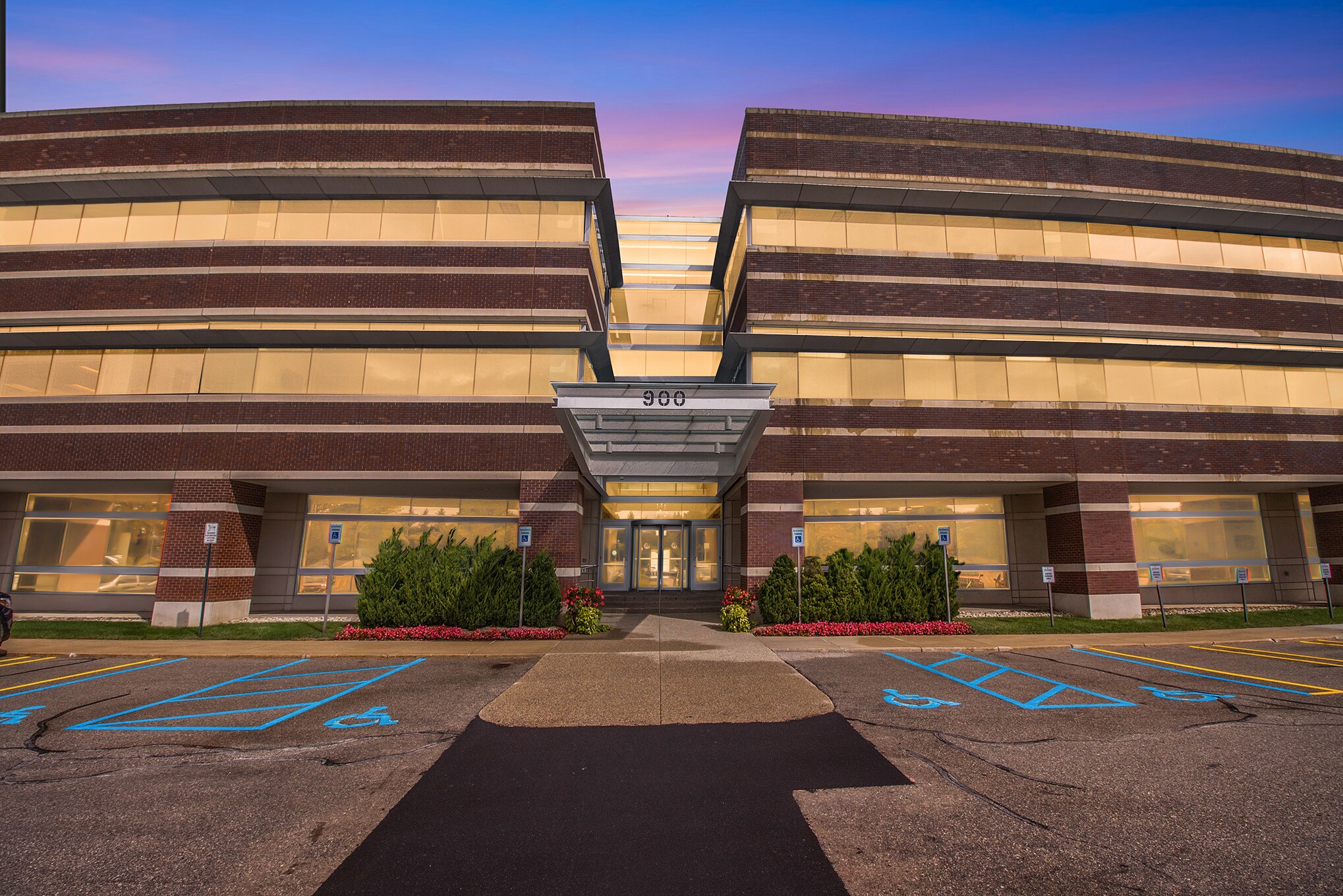 900 N Squirrel Rd, Auburn Hills, MI for lease Building Photo- Image 1 of 11