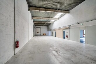 Flex in Éragny for lease Interior Photo- Image 2 of 4