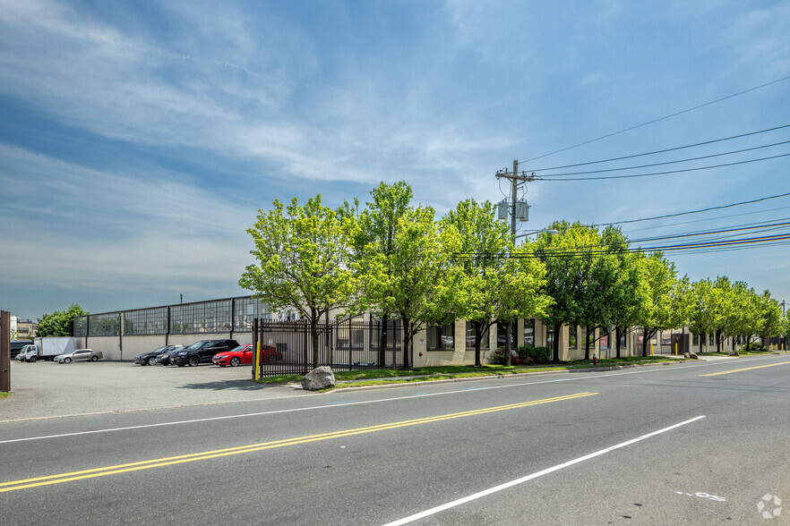 669 Division St, Elizabeth, NJ à vendre - Photo principale - Image 1 de 1