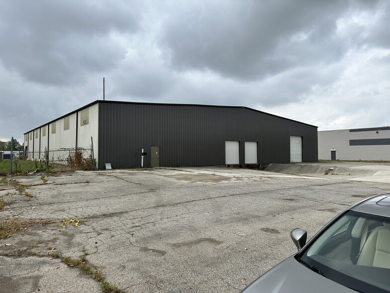 2523 Creekway Dr, Columbus, OH for lease - Building Photo - Image 3 of 16