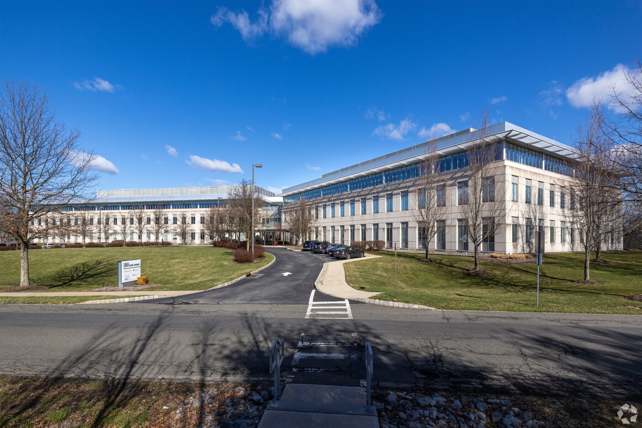 180 Park Ave, Florham Park, NJ à louer Photo du bâtiment- Image 1 de 14