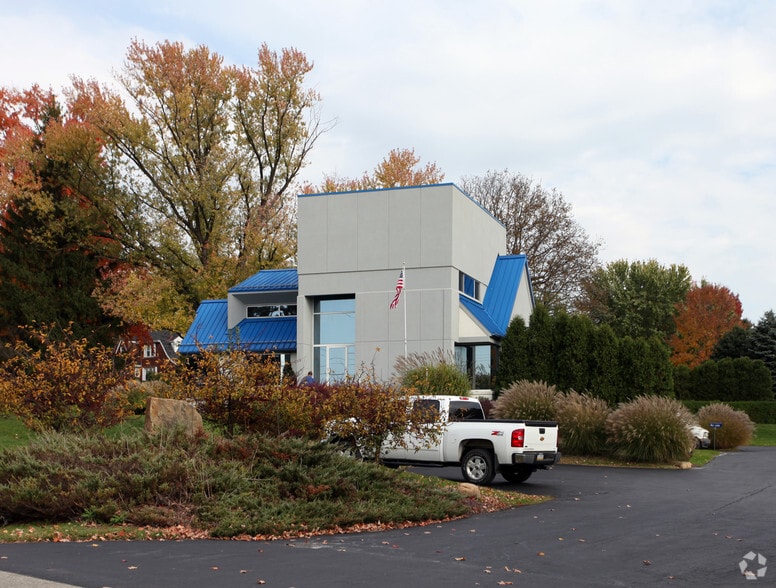 1720 Valley View Rd, Hermitage, PA for sale - Building Photo - Image 2 of 15