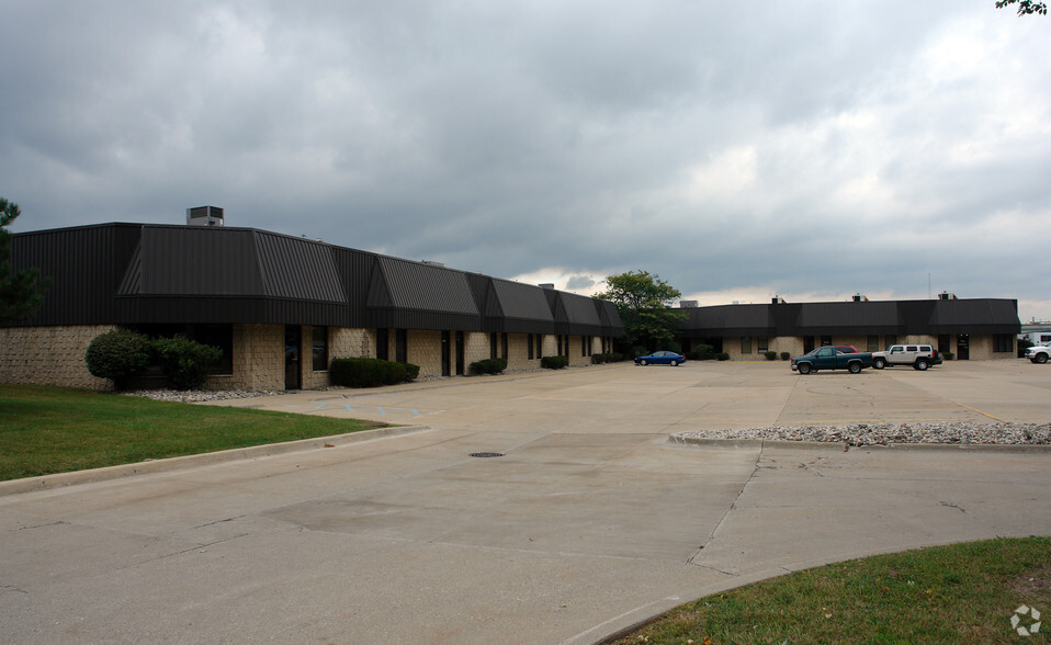 15701-15761 Martin Rd, Roseville, MI for lease - Building Photo - Image 2 of 5