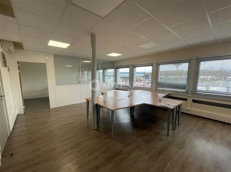 Office in Tremblay-en-France for lease - Interior Photo - Image 1 of 7