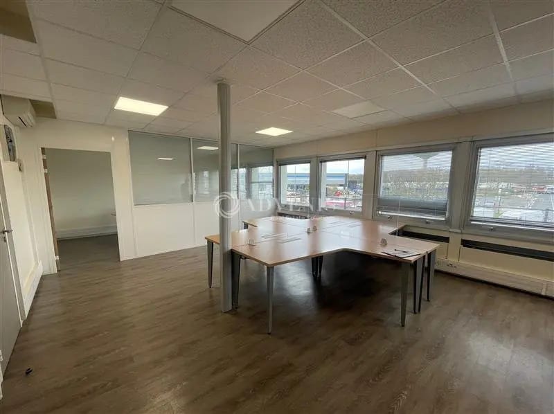 Office in Tremblay-en-France for lease Interior Photo- Image 1 of 8