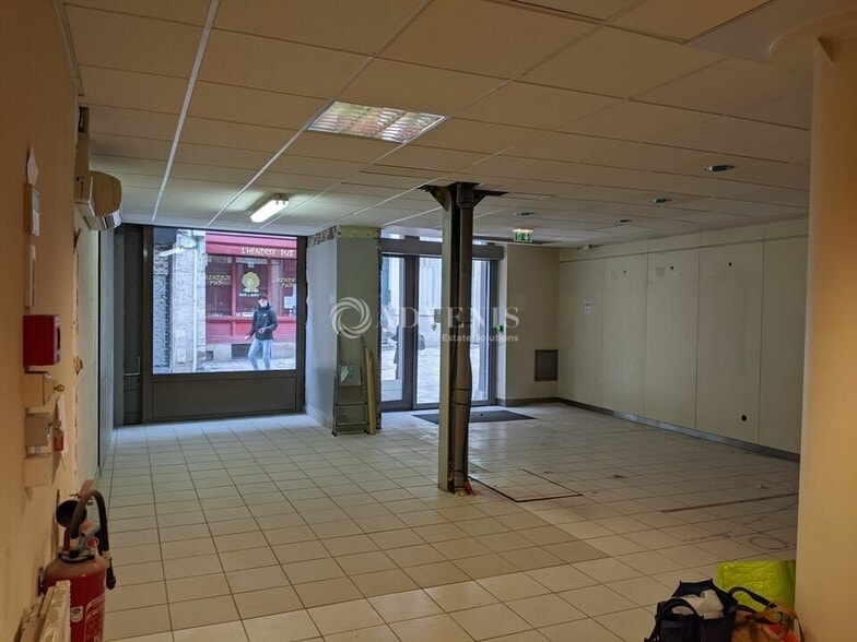 Retail in Orléans for lease - Building Photo - Image 2 of 7