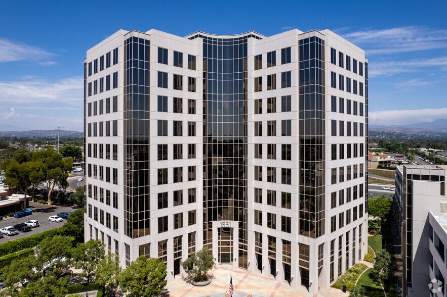 1551 N Tustin Ave, Santa Ana, CA à louer - Photo du bâtiment - Image 1 de 21