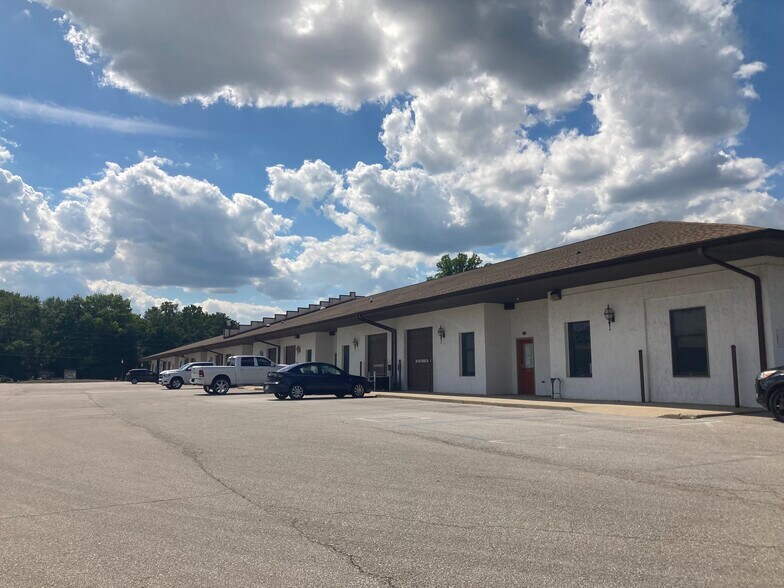 8203-8295 Indy Ct, Indianapolis, IN à louer - Photo du bâtiment - Image 2 de 7