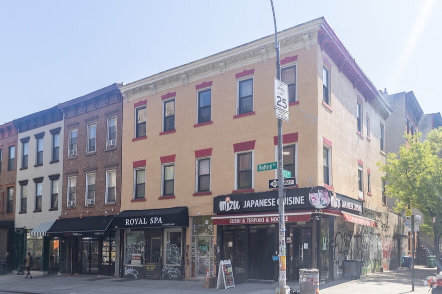 309 Bedford Ave, Brooklyn, NY for lease - Primary Photo - Image 2 of 7