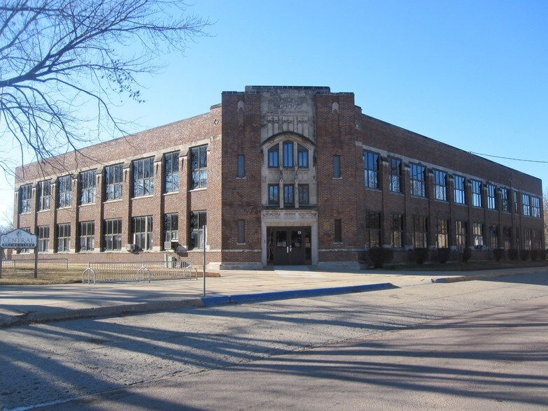 1100 10th St, Onawa, IA for lease - Building Photo - Image 2 of 12