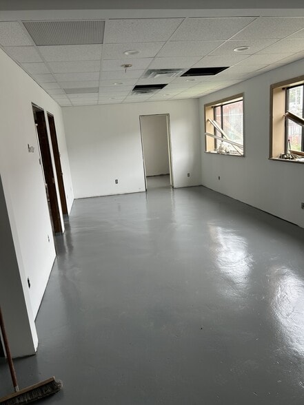 60 Edmund St, East Providence, RI for lease - Interior Photo - Image 3 of 5