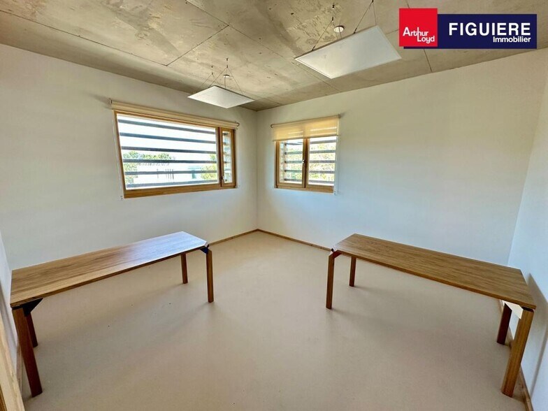 Office in Gardanne for lease - Interior Photo - Image 2 of 14
