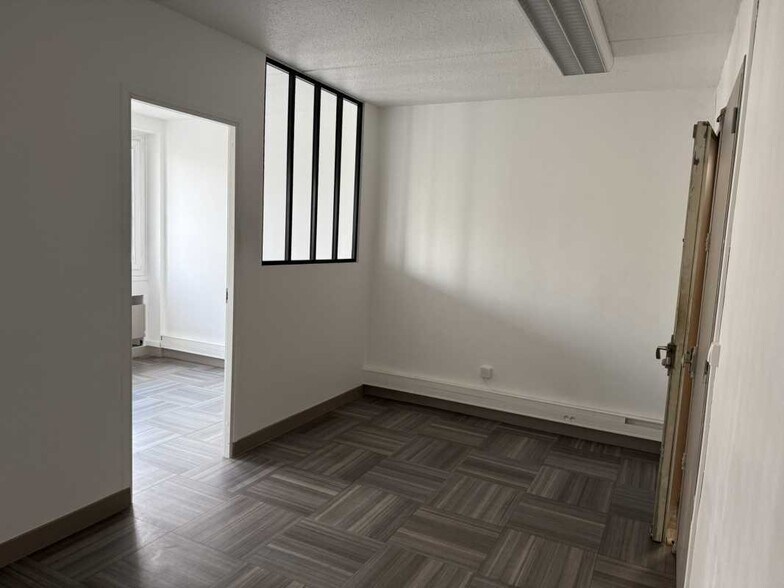 Office in Créteil for lease - Interior Photo - Image 3 of 20