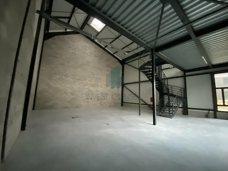 Flex in Groslay for lease - Interior Photo - Image 2 of 9