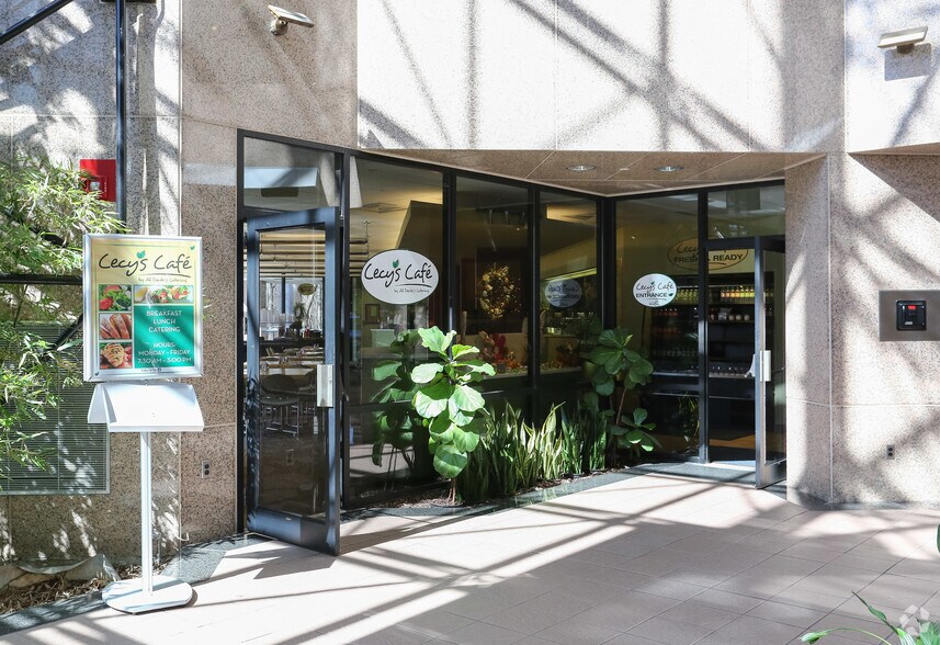 330 Whitney Ave, Holyoke, MA à louer - Hall d’entrée - Image 2 de 11