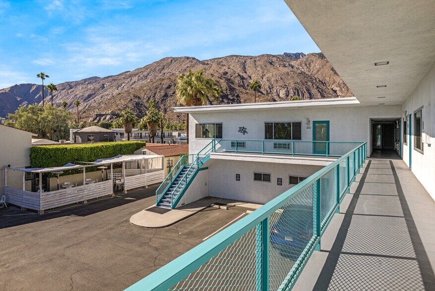 664-668 N Palm Canyon Dr, Palm Springs, CA à louer - Photo du bâtiment - Image 3 de 10