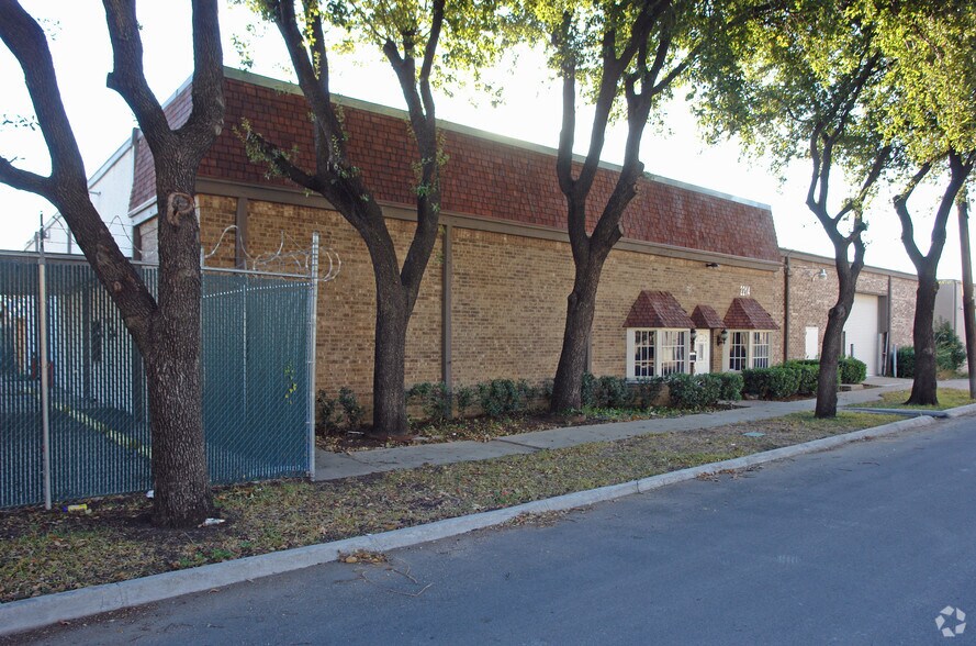 2214 Sulphur St, Dallas, TX à louer - Photo principale - Image 1 de 2