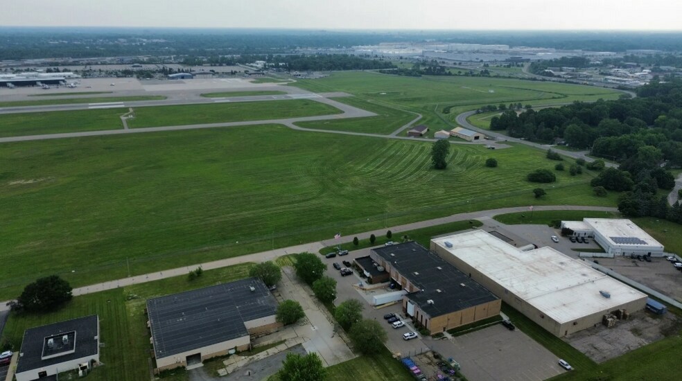 3027 Airpark Dr N, Flint, MI à vendre - Photo du bâtiment - Image 3 de 7