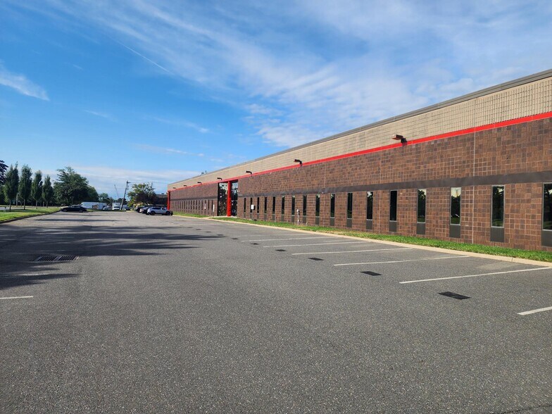 375 Raritan Center Pky, Edison, NJ à louer - Photo du bâtiment - Image 2 de 3